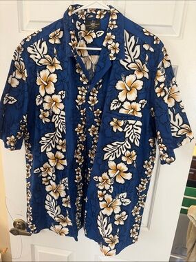 Royal Creations Men's Blue Floral Hawaiian Button-Down Shirt